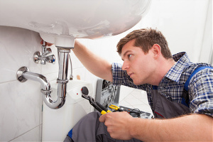 Installateur bei der Arbeit